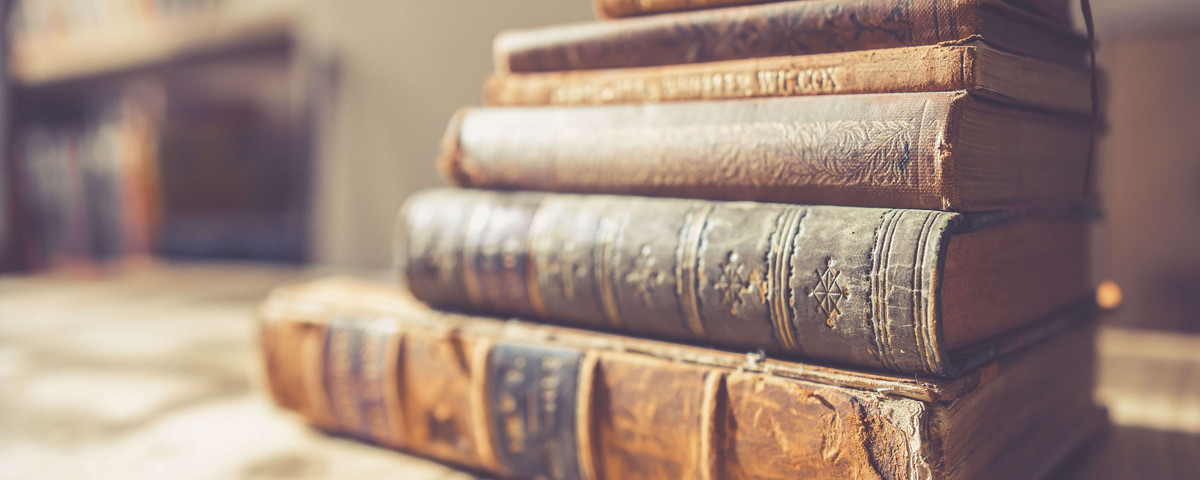 Wertvolle Bücher erkennen - Sechs Bücher aufeinander auf einem Tisch