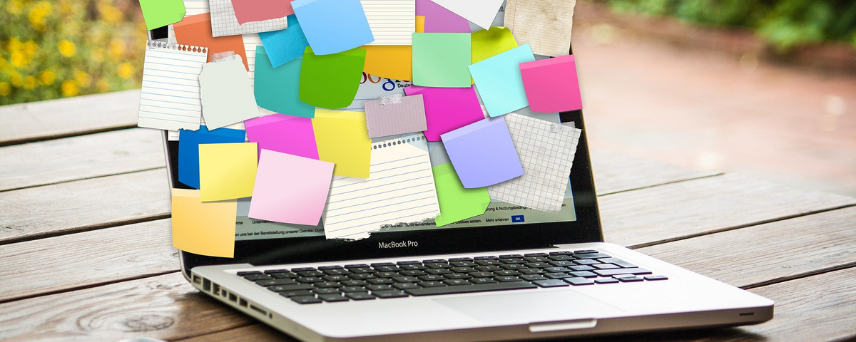 Laptop Post-it Zettel aufgeklebt