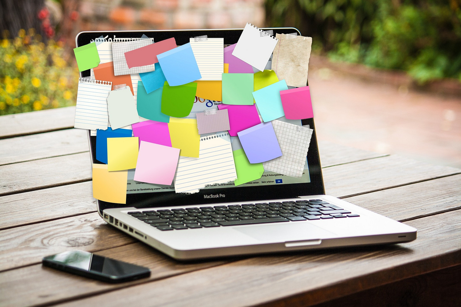 Laptop Post-it Zettel aufgeklebt