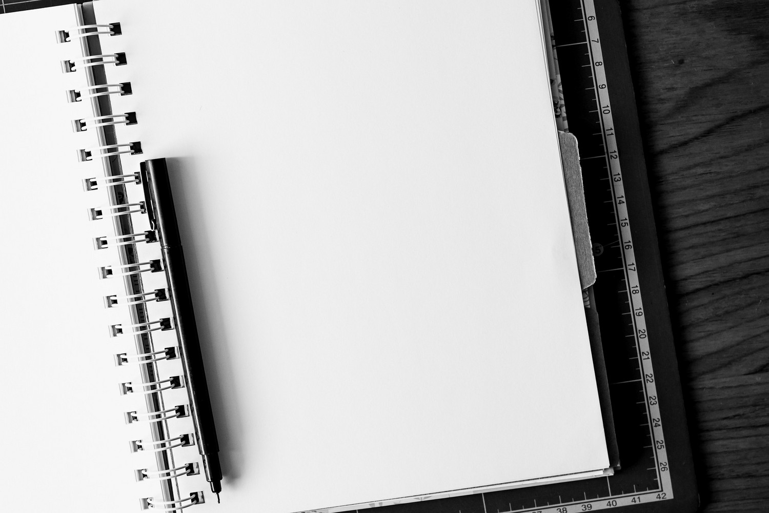 Notizenblock mit Kugelschreiber Papier leer