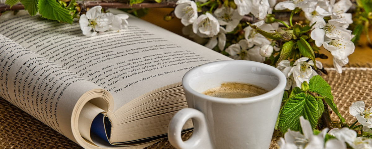 Schreiborte - Buch mit Kaffee und Blumen