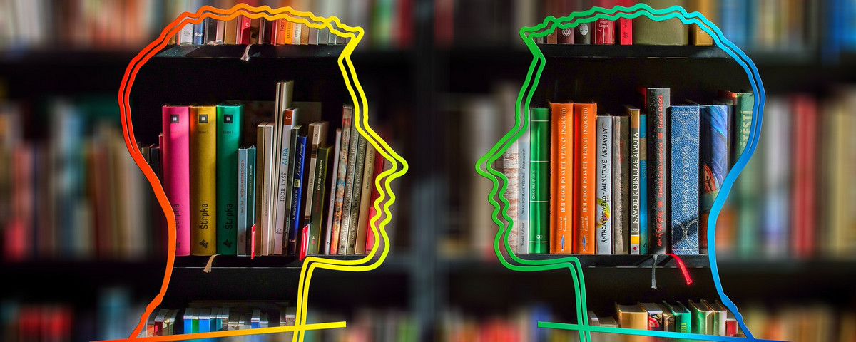 Dialoge schreiben - Kopfsilhouette vor Büchern