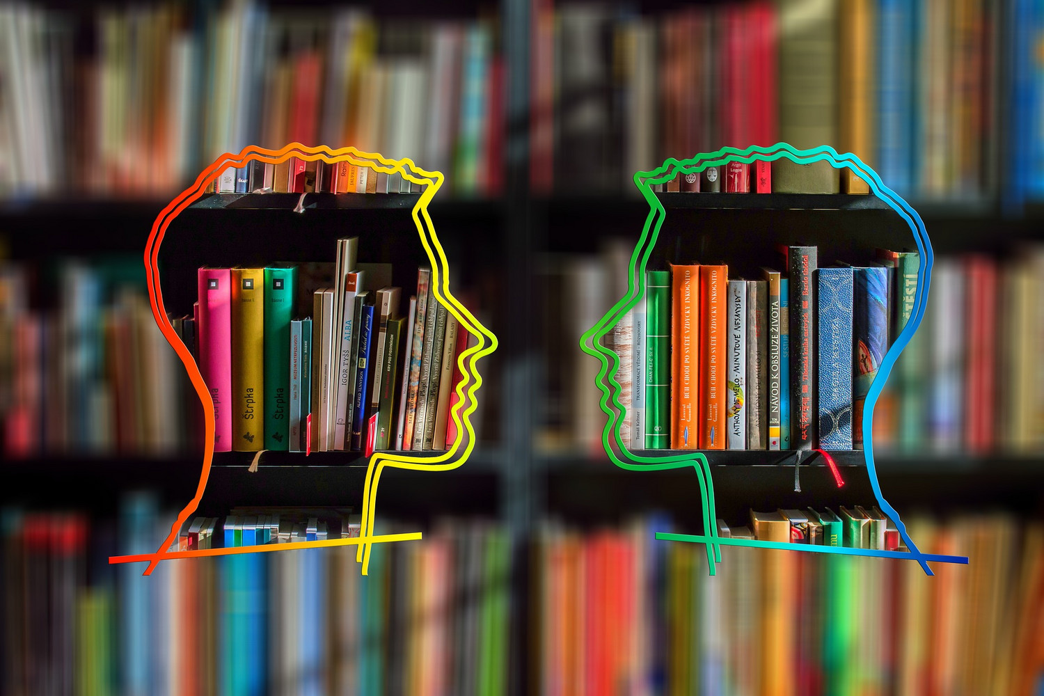 Dialoge schreiben - Kopfsilhouette vor Büchern