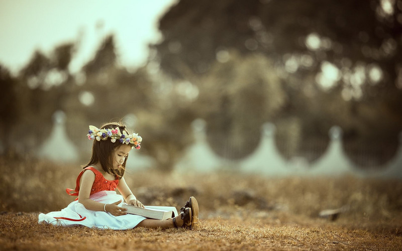 Kinderbuch schreiben - Kind mit Buch