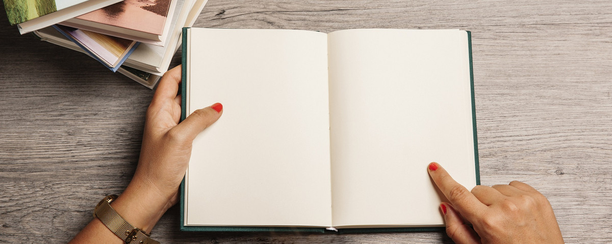 Weniger ist mehr - Hand mit leerem Buch