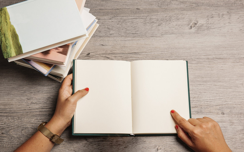 Weniger ist mehr - Hand mit leerem Buch