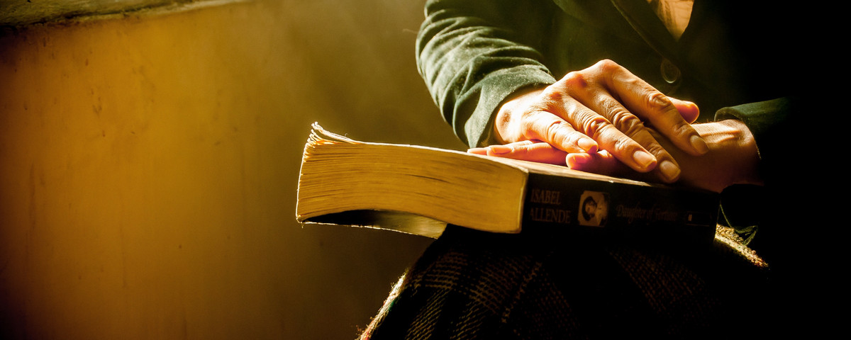 Buch herausgeben - Frau mit Buch