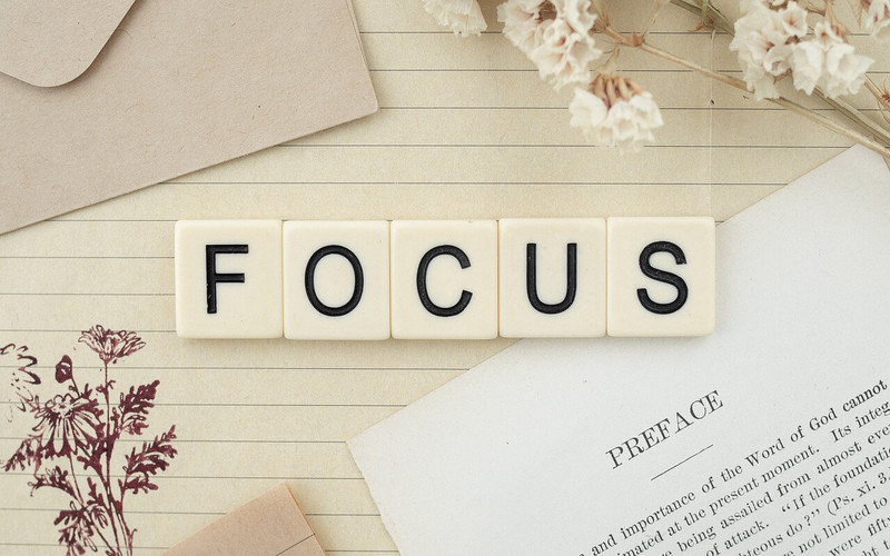 Focus Buchstaben Blume 