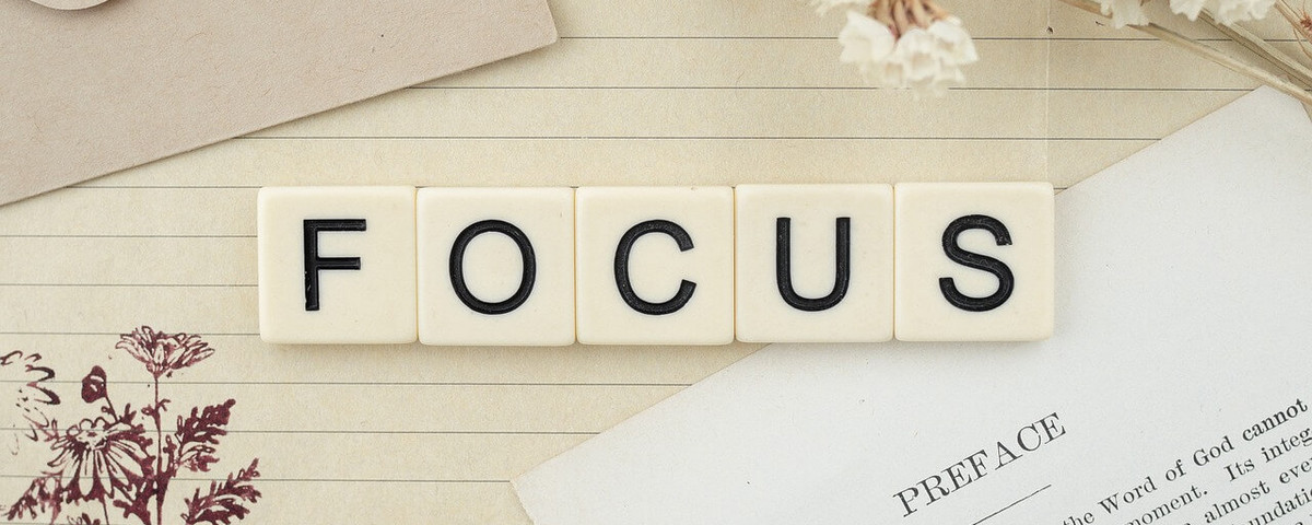 Focus Buchstaben Blume 
