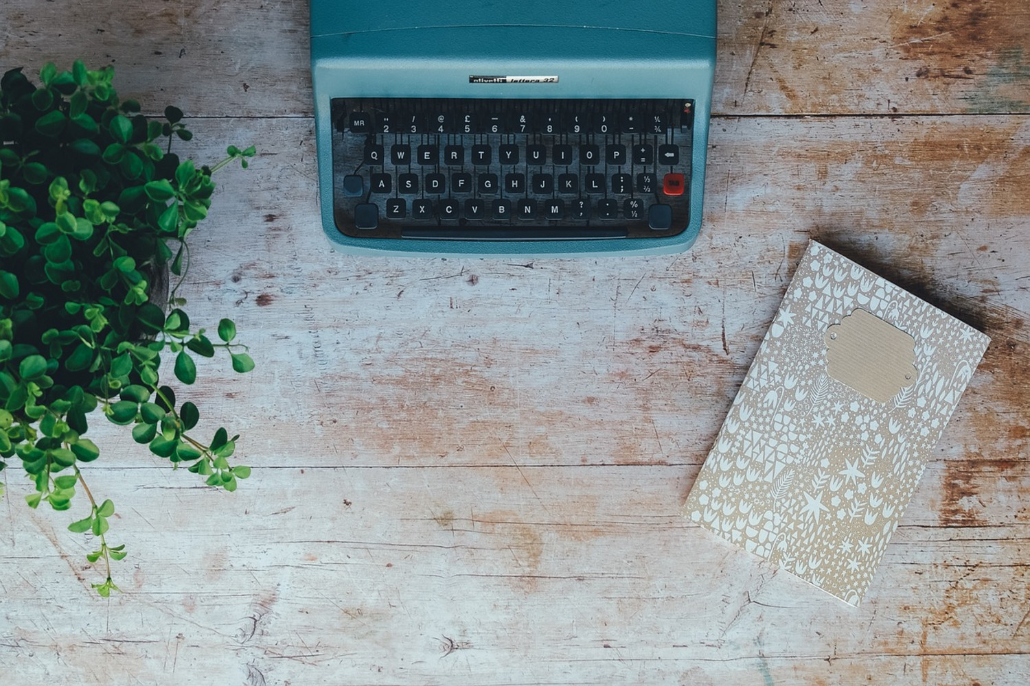 Schreibmaschine mit Taschenbuch