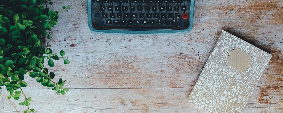 Schreibmaschine mit Taschenbuch