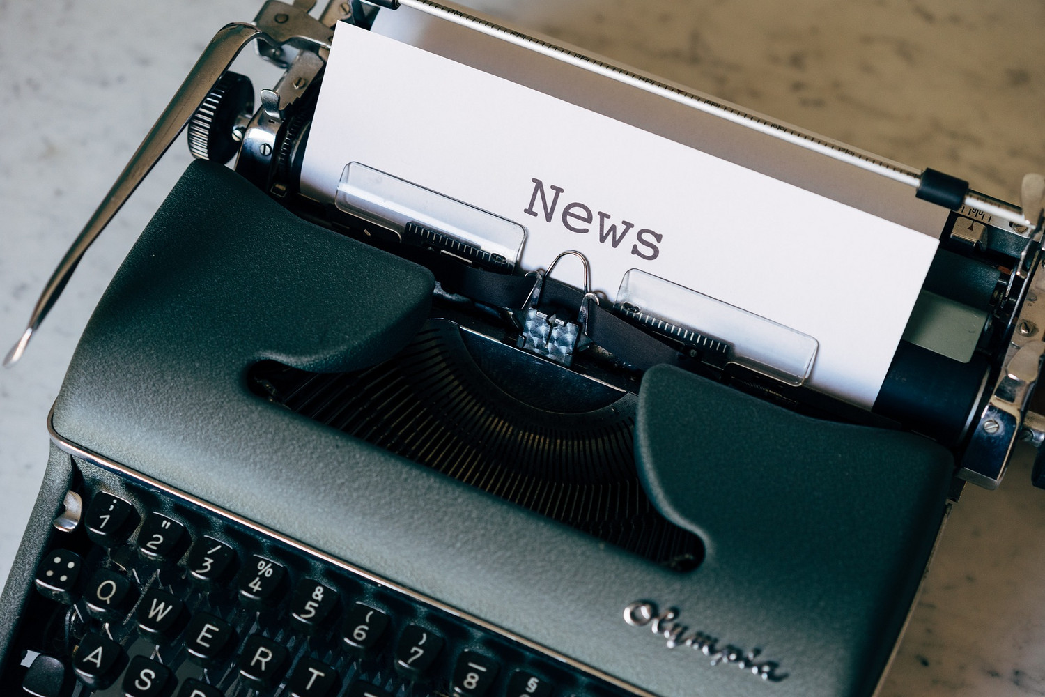 Schreibmaschine mit Blatt News