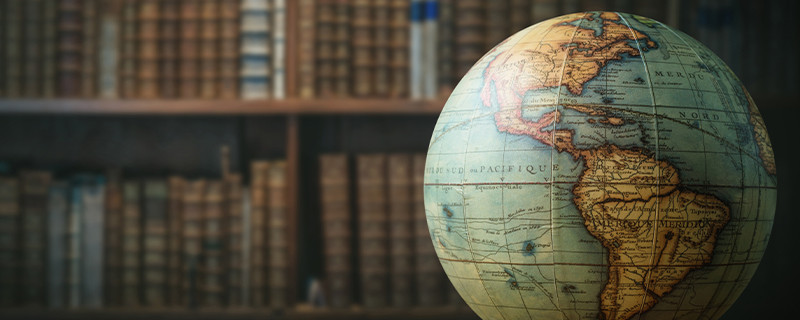 Globus steht vor Bücherregal