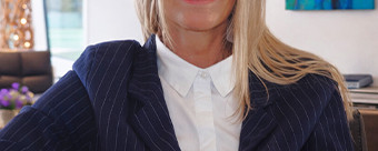 Porträtfoto der Autorin Bernadette Peer
