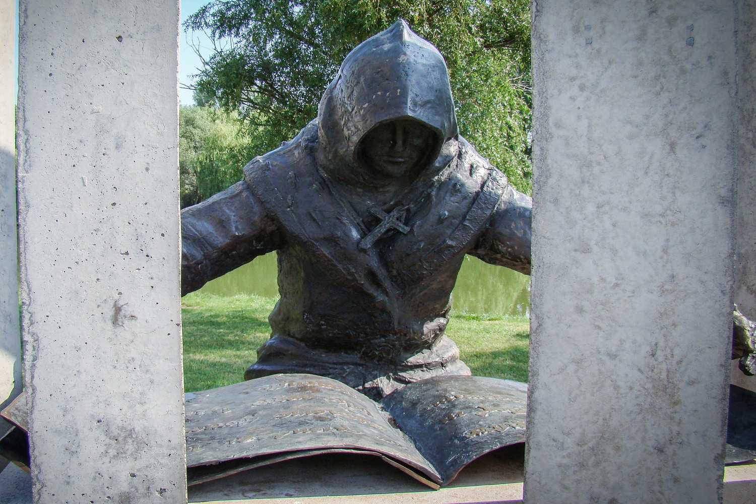 Anonymus Statue
