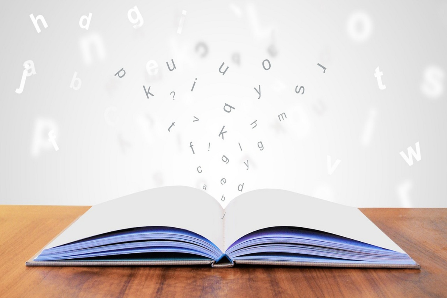 Geöffnetes Buch mit Buchstaben