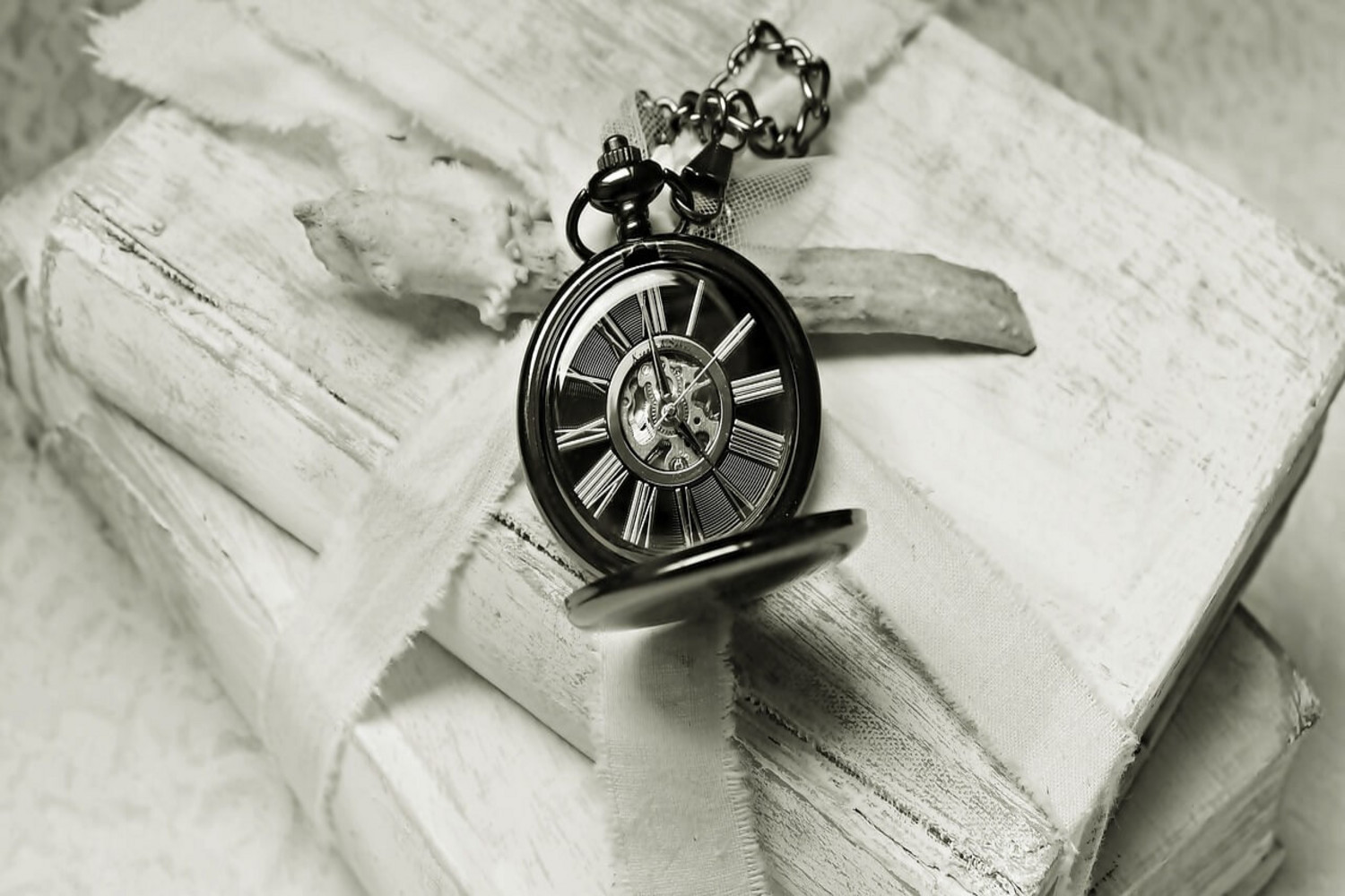 Buch mit Uhr Vergangenheit