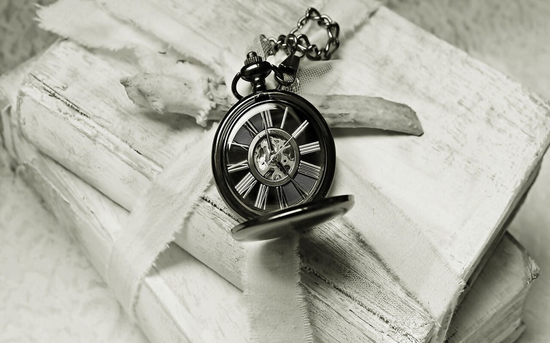 Buch mit Uhr Vergangenheit