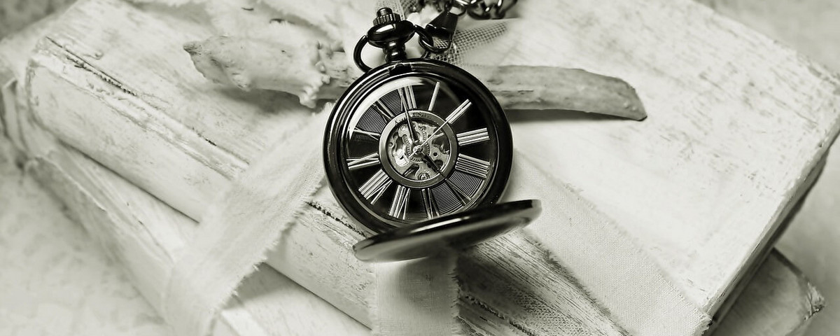 Buch mit Uhr Vergangenheit