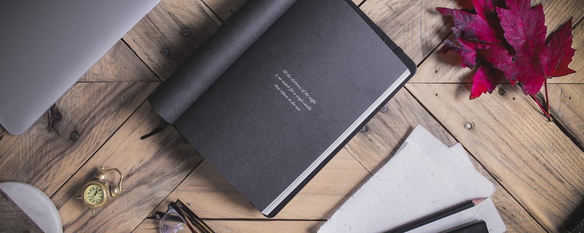 Wie schreibe ich ein Buch - Buch schreiben auf Laptop mit Brille