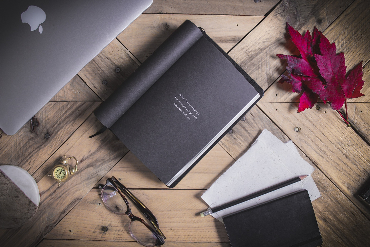 Wie schreibe ich ein Buch - Buch schreiben auf Laptop mit Brille