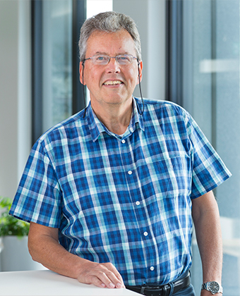 Portätfoto des Autors Rolf Kummer