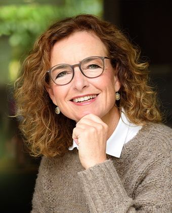 Porträtfoto der Autorin Andrea Schüller