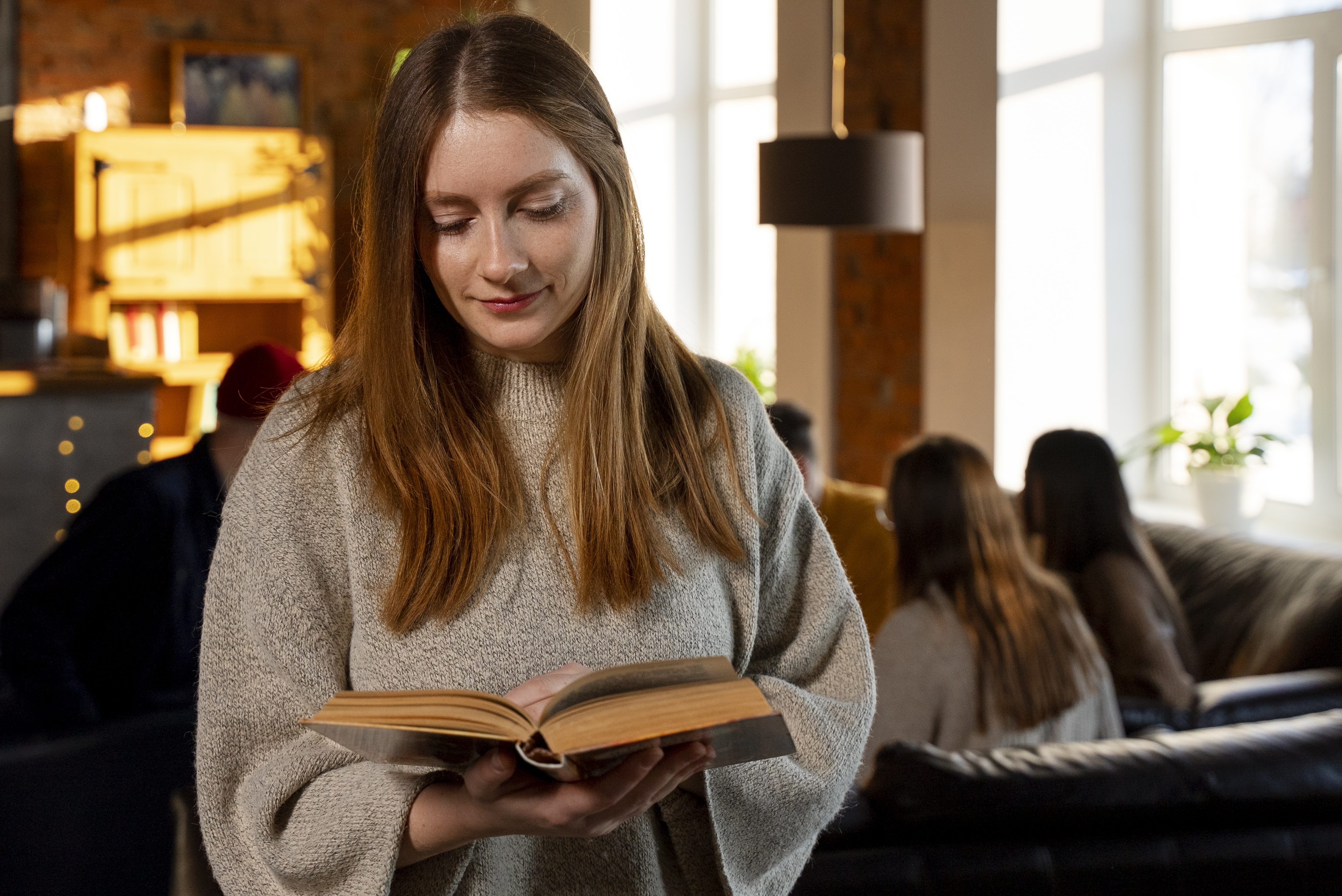 Lesungen - die Bühne der Schriftsteller - Frau liest Buch