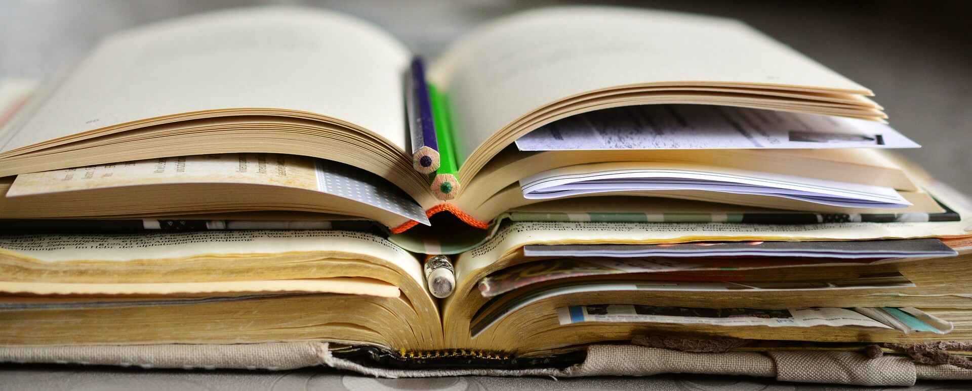 Rede und Dialoge - Bücher mit Bleistift und Kugelschreiber