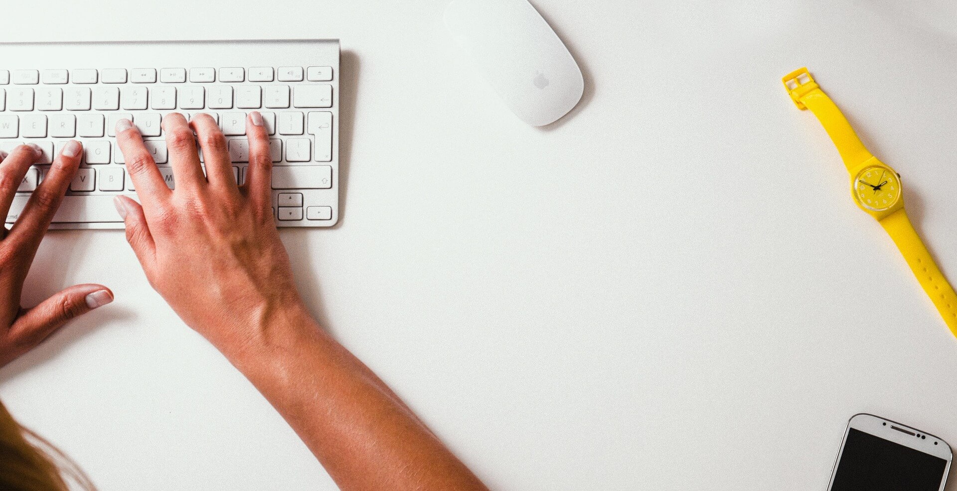 Presseaussendung zur Buchveröffentlichung schreiben - Tastatur mit Hände