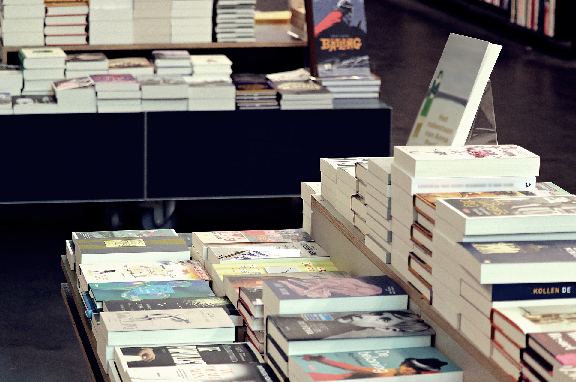 Eigenes Buch veröffentlichen - Bücher auf Tisch