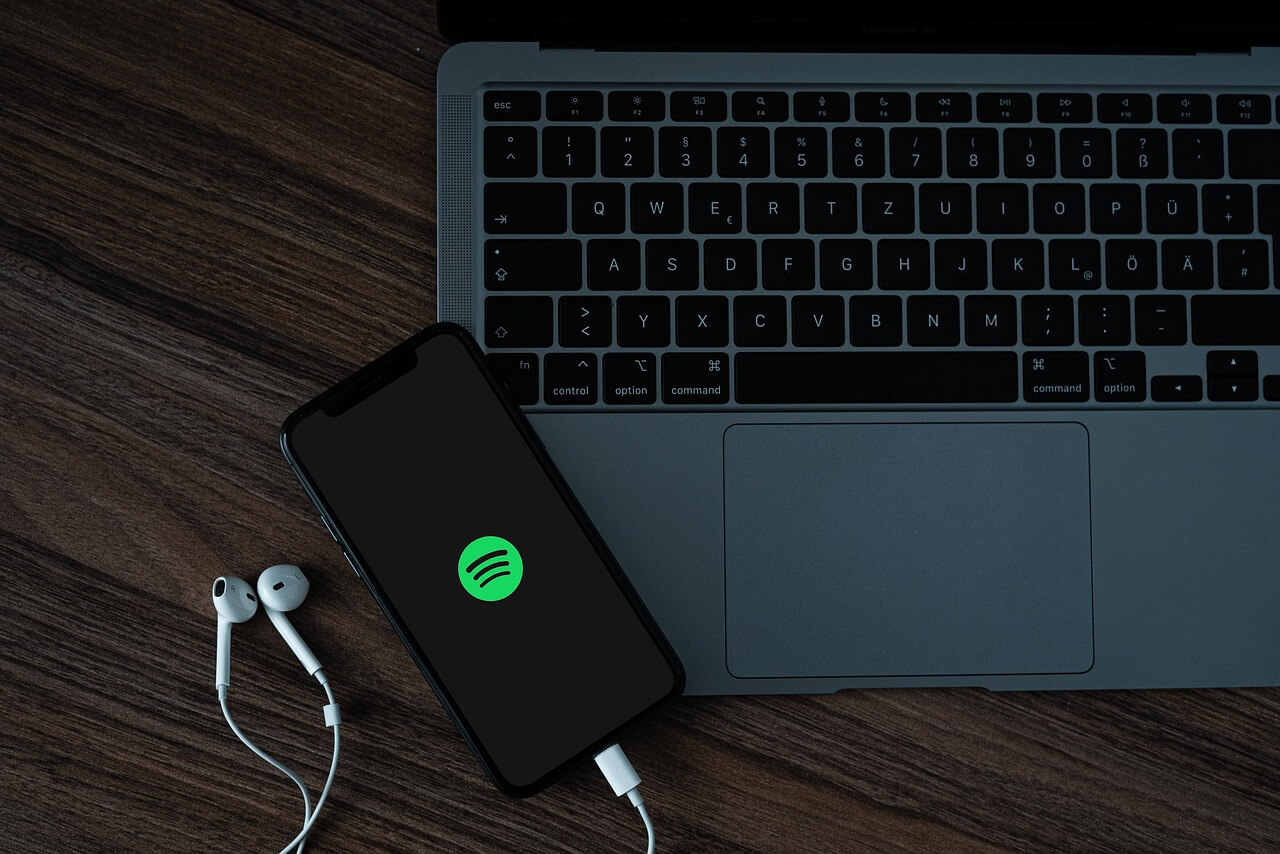 Hörbuch veröffentlichen pro und contra - Kopfhörer Handy und Laptop