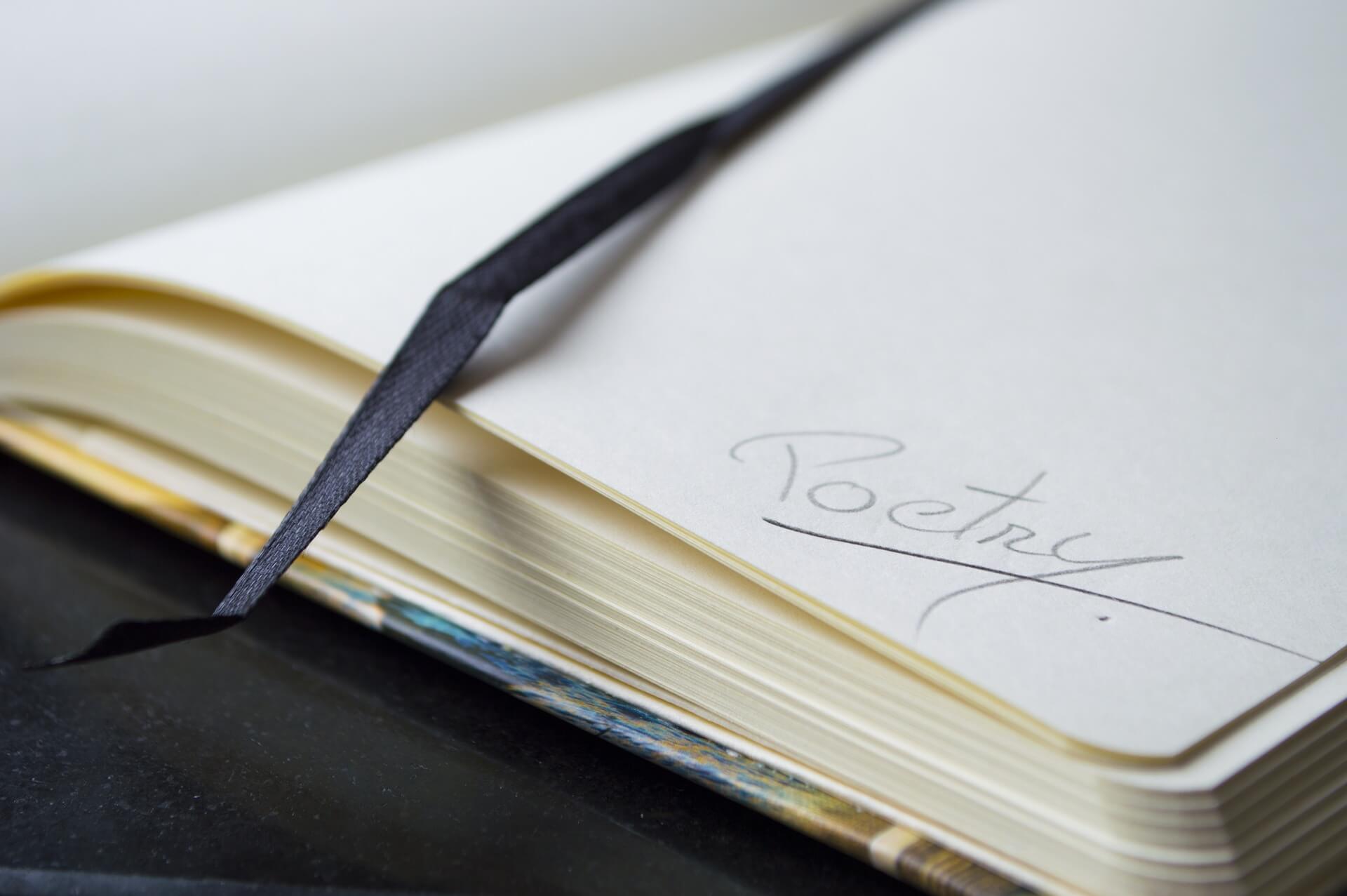 Eigenen Schreibstil entwickeln - leeres Buch mit Unterschrift von Poetry