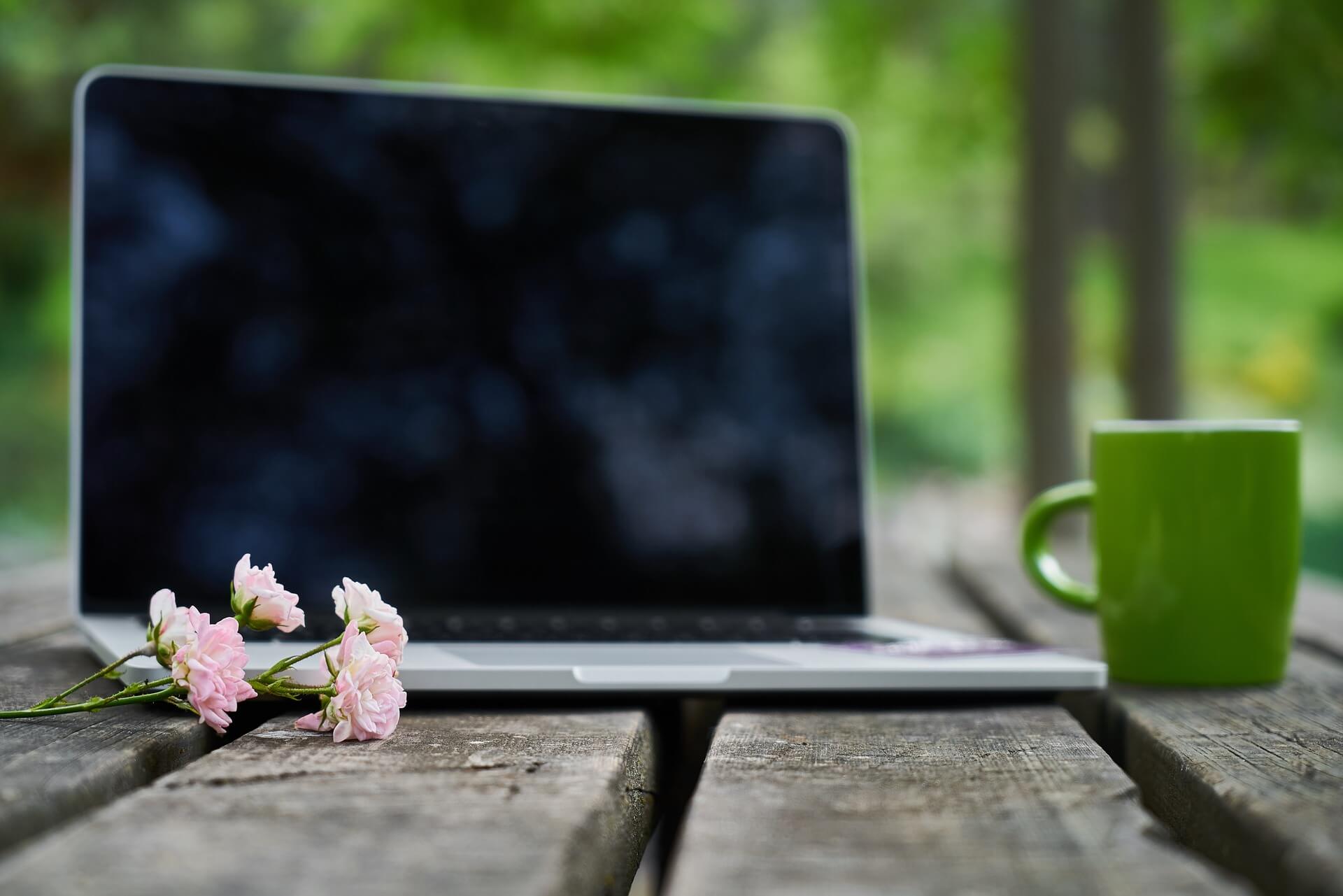 Schreiborte - Laptop mit Blume