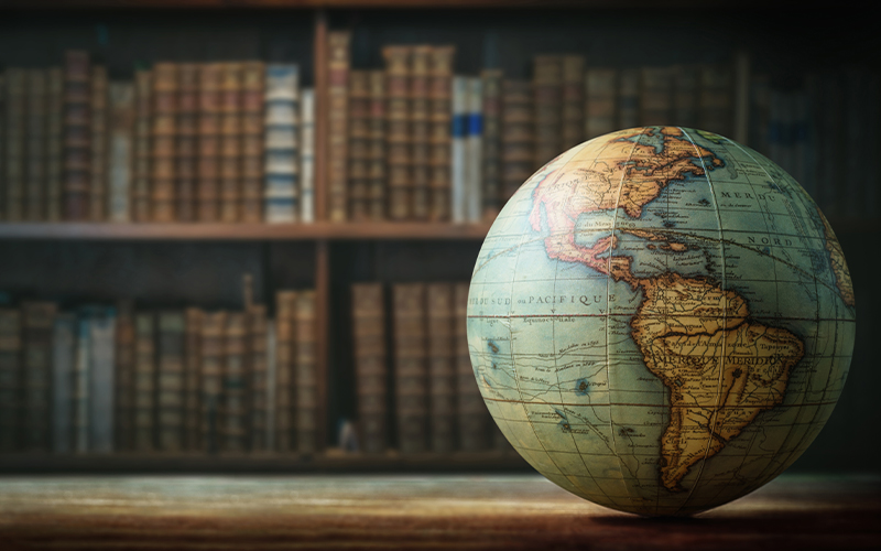 Globus steht vor Bücherregal